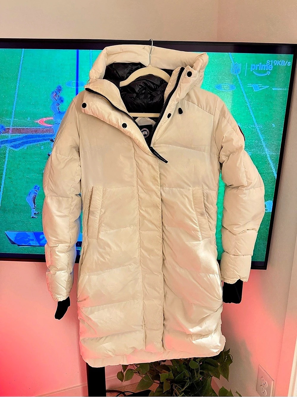 Canada Goose Coat Women's white/cream Puffer Size M